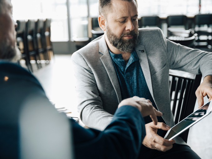 Geschäftsleute, die digitales Tablet verwenden