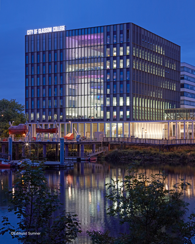 Glasgow College in der Nacht